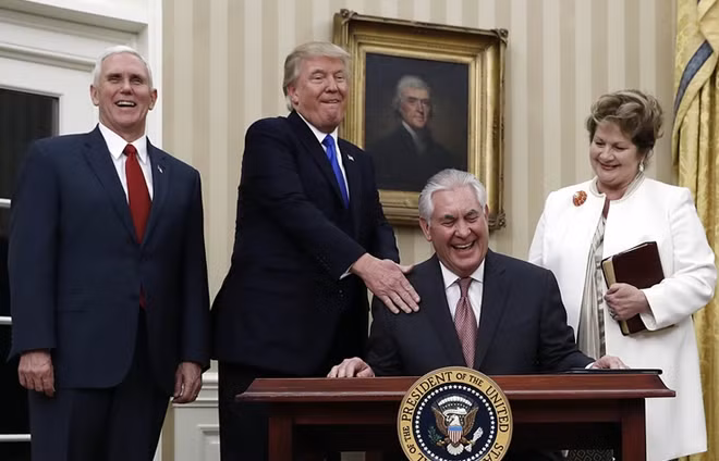 Tổng thống Donald Trump chúc mừng Ngoại trưởng (ngồi) Tillerson (Ảnh: AP)