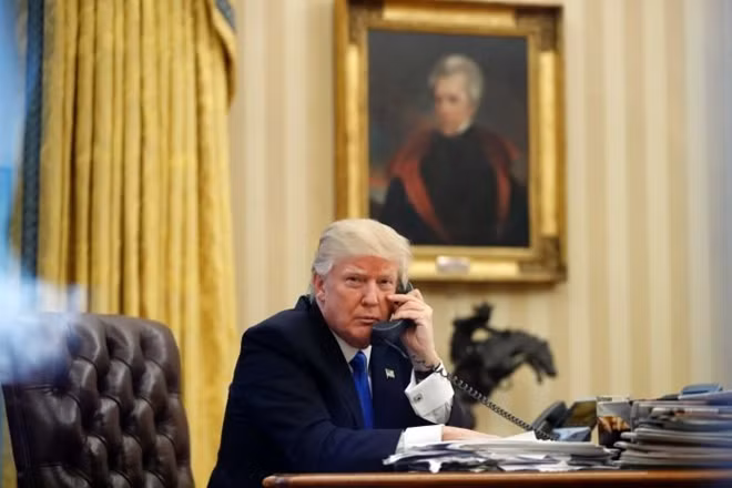 Tổng thống Mỹ Donald Trump đang thực hiện cuộc điện đàm với Thủ tướng Australia Turnbull (Ảnh: AP)