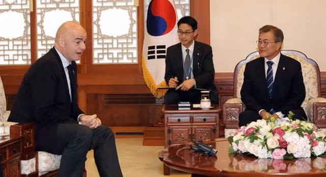 Tổng thống Hàn Quốc Moon Jae in tiếp Chủ tịch FIFA Infantiano tại Văn phòng Tổng thống Hàn Quốc Moon Jae in tiếp Chủ tịch FIFA Infantiano tại Văn phòng