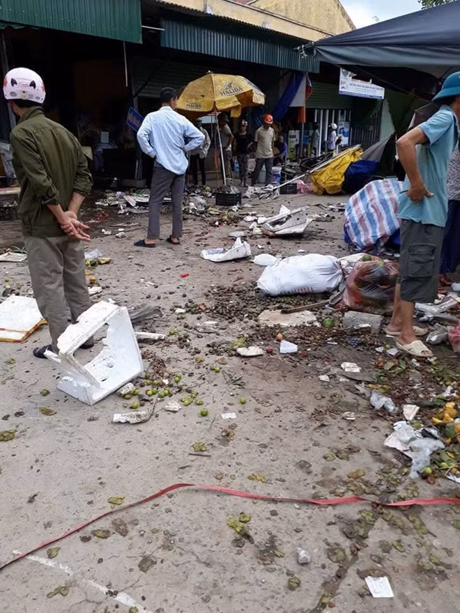 Vụ tai nạn làm 2 người chết, gây thiệt hại nhiều tài sản của tiểu thương. Ảnh: Phạm Bằng
