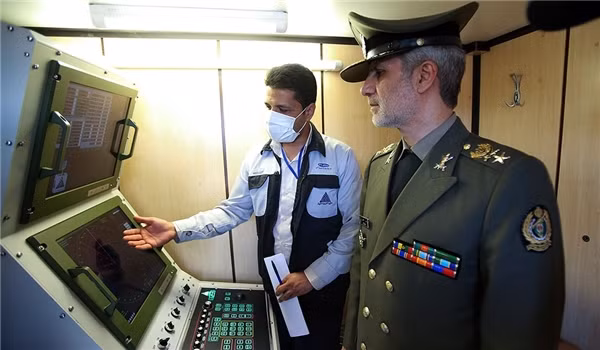 Bộ trưởng Quốc phòng Iran Đại tướng Hatami kiểm tra radar trước khi công bố. Ảnh: Fars Bộ trưởng Quốc phòng Iran Đại tướng Hatami kiểm tra radar trước khi công bố. Ảnh: Fars