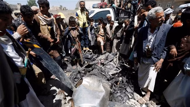 Người dân Yemen kéo đến cửa ngõ phía Bắc thủ đô Sana'a xem xác máy bay. Ảnh: Press TV