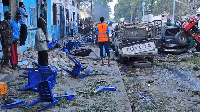 Khu vực hiện trường các vụ tấn công khủng bố liên hoàn ở Mogadishu làm 23 người chết. Ảnh: AP