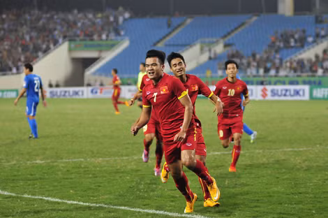 Hoàng Thịnh hạnh phúc sau bàn mở tỷ số.