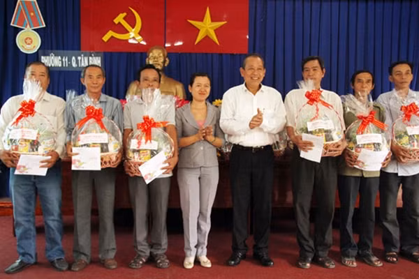 Đồng chí Trương Hòa Bình thăm hỏi, tặng quà cho người dân phường 11.