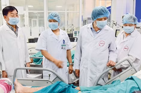 Thứ trưởng Bộ Y tế Nguyễn Thanh Long kiểm tra khả năng ứng phó với dịch bệnh mới nổi tại Bệnh viện Bệnh nhiệt đới Trung ương.