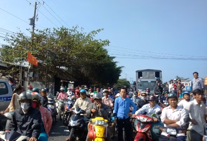 Vụ cháy gây ùn ứ giao thông trên quốc lộ 1A.