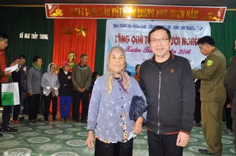 Cụ bà xã biển Ngư Thủy phấn khởi khi trò chuyện với ông Lâm Tấn Lợi, Giám đốc Công ty Duy Lợi.