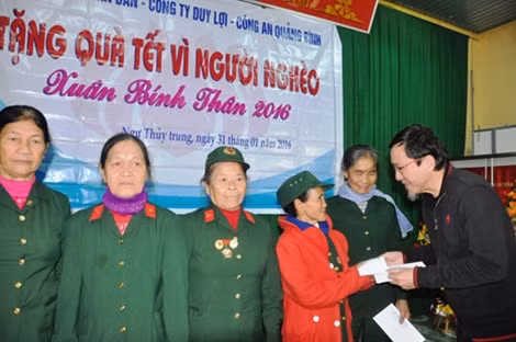 Ông Lâm Tấn Lợi, Giám đốc Công ty Duy Lợi tặng quà Tết cho các nữ cựu binh.