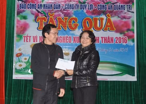Ông Lâm Tấn Lợi, Giám đốc Công ty Duy Lợi tặng quà Tết cho đại diện Hội Cựu Thanh niên Xung phong tỉnh Quảng Trị.