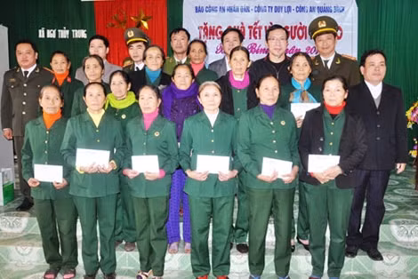 Đại diện Báo CAND và ông Lâm Tấn Lợi, Giám đốc Công ty Duy Lợi, cùng Công an tỉnh Quảng Bình, Công an huyện Lệ Thủy, tặng quà tết cho các cựu binh Đại đội nữ pháo binh Ngư Thủy Anh hùng.