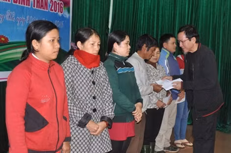 Ông Lâm Tấn Lợi, Giám đốc Công ty Duy Lợi tặng quà Tết cho người nghèo TP Đông Hà, Quảng Trị.