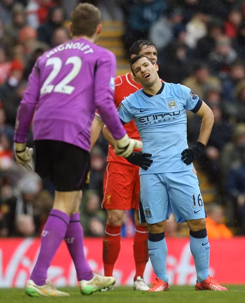 Aguero bỏ lỡ hàng loạt cơ hội ghi bàn. Ảnh: Reuters.