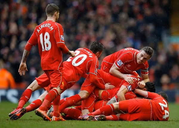 Các cầu thủ Liverpool mừng bàn thắng quyết định của Coutinho. Ảnh: Reuters.