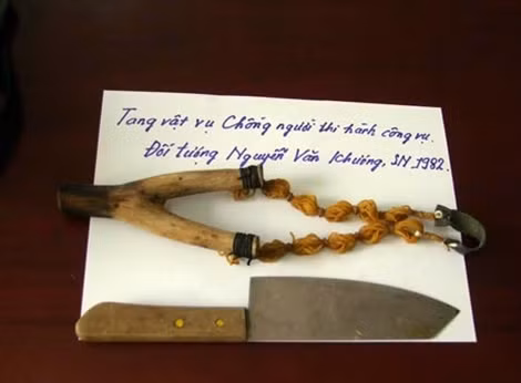 Đối tượng cùng tang vật gây án.