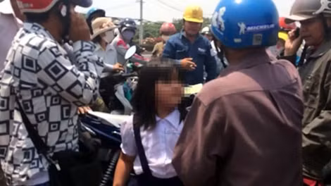 Bé gái ở quận Tân Phú bị người lạ đưa đến Củ Chi được người dân giúp đỡ (ảnh cắt từ clip).