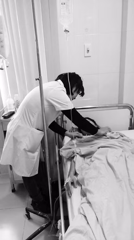 Bác sĩ Phạm Thị Việt Dung đang chăm sóc bệnh nhân được phẫu thuật giữ lại giới tính nam.