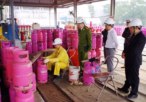 Lực lượng chức năng kiểm tra công tác PCCC.