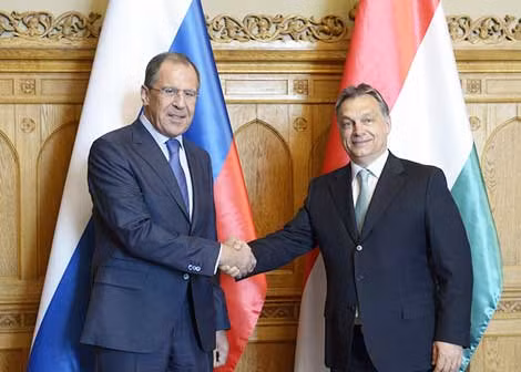 Ngoại trưởng Nga Sergei Lavrov (trái) và Thủ tướng Hungary Viktor Orban trong một cuộc họp bàn về quan hệ kinh tế song phương vào đầu năm nay ở Budapest. Ngoại trưởng Nga Sergei Lavrov (trái) và Thủ tướng Hungary Viktor Orban trong một cuộc họp bàn về quan hệ kinh tế song phương vào đầu năm nay ở Budapest.