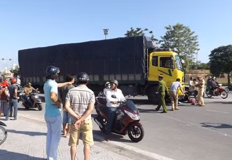 Lực lượng CSGT Công an TP Huế khám nghiệm hiện trường. Lực lượng CSGT Công an TP Huế khám nghiệm hiện trường.