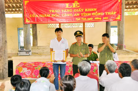Công an tỉnh Đồng Tháp khen thưởng người dân có thành tích trong phong trào toàn dân bảo vệ an ninh Tổ quốc.