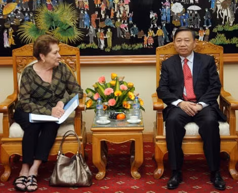 Thứ trưởng Tô Lâm; bà Ann M.Griffiths, Giám đốc điều hành Liên đoàn các gia đình tìm kiếm quân nhân Mỹ bị mất tích trong chiến tranh ở Việt Nam tại buổi tiếp. Ảnh Việt Hưng.