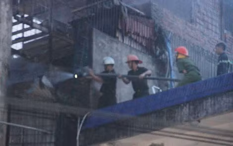 Hơn 1 giờ đồng hồ, vụ cháy được dập tắt.