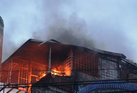 Lửa và khói nghi ngút trên tầng 4 ngôi nhà.