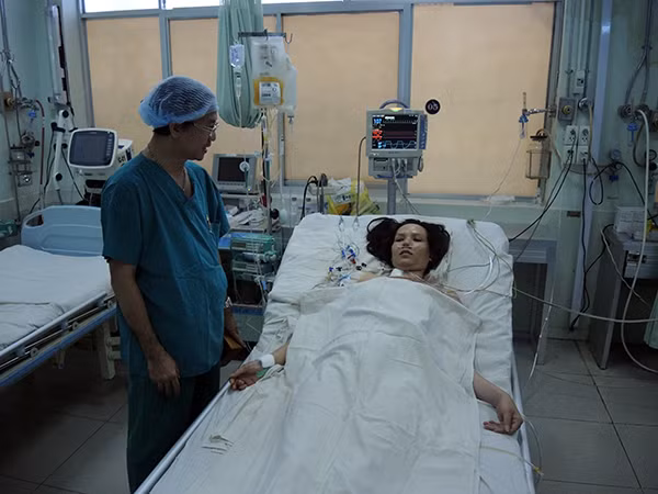 Bệnh nhân N.T. N.Tiến đang được chăm sóc hậu phẫu tại bệnh viện Chợ Rẫy.