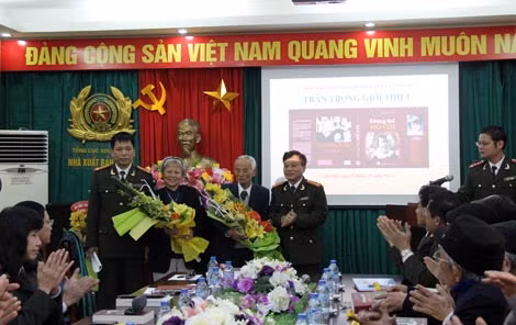 Đại tá, nhà văn Nguyễn Hồng Thái, Giám đốc NXB CAND, Đại tá, nhà văn Đặng Vương Hưng, người tổ chức, biên tập bản thảo “Không thể mồ côi” cùng bà Minh Vân và người thân.