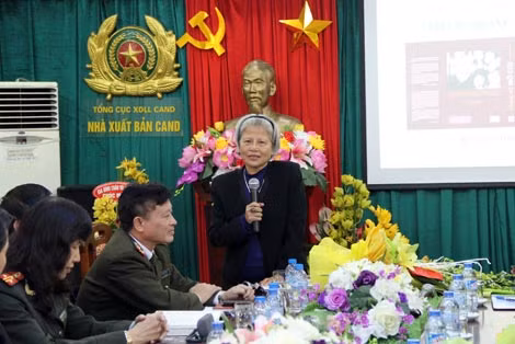 Bà Minh Vân chia sẻ hành trình tìm tư liệu về cha mình.