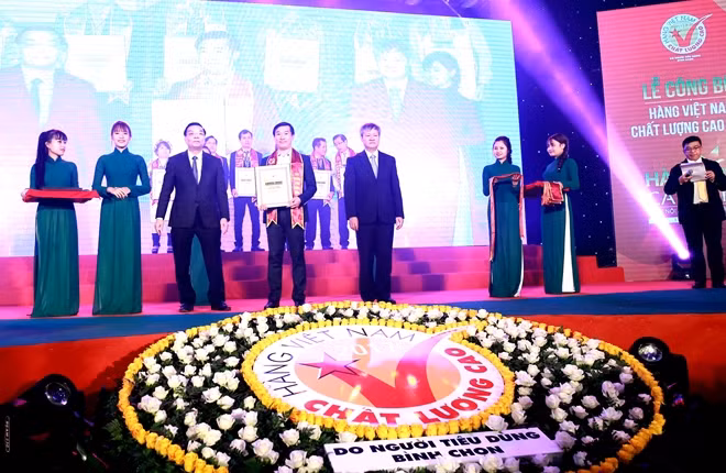 Ông Đỗ Thanh Tuấn - Giám đốc đối ngoại Vinamilk nhận giải thưởng