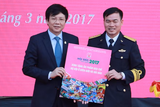 Nhà báo Hồ Quang Lợi trao tặng toàn bộ ấn phẩm báo chí tham gia trưng bày cho đại diện Bộ Tư lệnh Hải quân