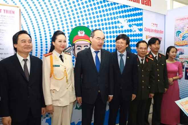 Chủ tịch MTTQ Việt Nam Nguyễn Thiện Nhân thăm gian trưng bày của khối báo chí Công an