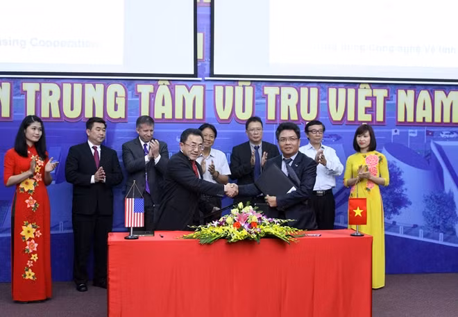 Kí kết hợp tác trong lĩnh vực vệ tinh giữa Trung tâm Vệ tinh quốc gia với Tập đoàn IMSG.