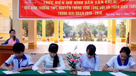 Học sinh ký cam kết không vi phạm Luật Giao thông đường bộ.