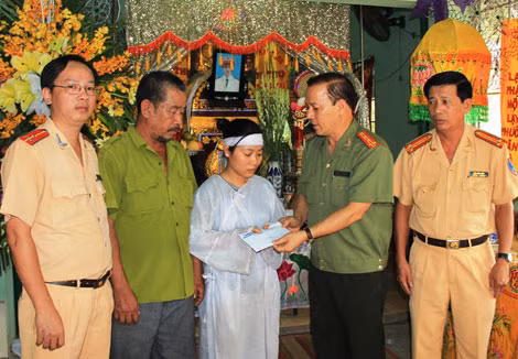 Đại tá Nguyễn Thanh Hải, Trưởng CQĐD Báo CAND tại TP HCM đến viếng, động viên gia đình Thượng úy Trường. Đại tá Nguyễn Thanh Hải, Trưởng CQĐD Báo CAND tại TP HCM đến viếng, động viên gia đình Thượng úy Trường.