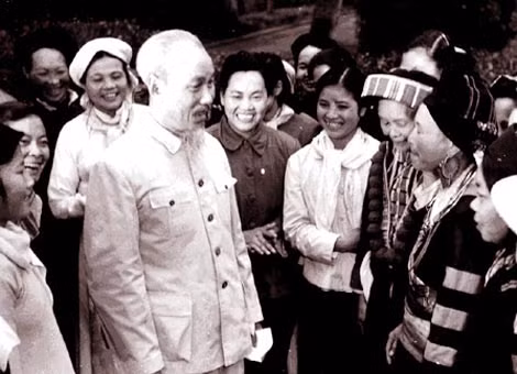 Bác Hồ với đại biểu dự Đại hội phụ nữ toàn quốc lần thứ III, tháng 3/1961. Bác Hồ với đại biểu dự Đại hội phụ nữ toàn quốc lần thứ III, tháng 3/1961.