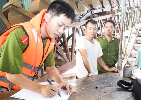 Công an huyện Phúc Thọ kiểm tra, lập biên bản tàu cuốc PT – 1877...