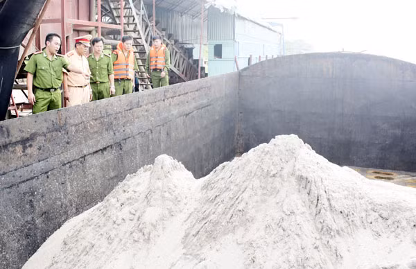 ...vi phạm khai thác cát dưới lòng sông Hồng.