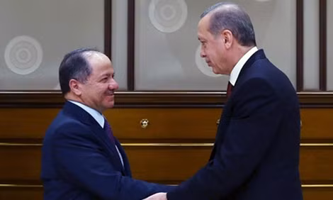 Tổng thống Thổ Nhĩ Kỳ Tayyip Erdogan (phải) bắt tay Masoud Barzani, thủ lĩnh của chính phủ người Kurd tại phía Bắc Iraq trong cuộc gặp hôm 9-12. Ảnh: Xinhua