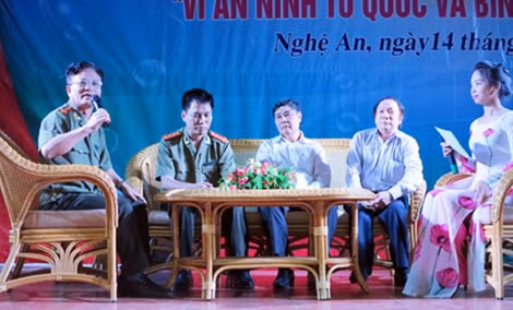 Đại tá, nhà văn Nguyễn Hồng Thái trong một buổi giao lưu.