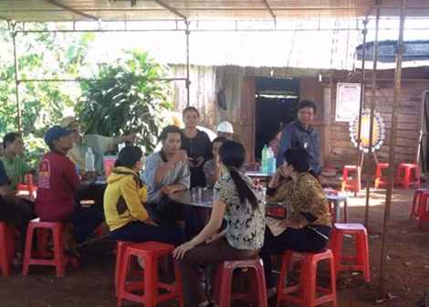 Nhiều người dân đến chia buồn cùng gia đình hai cháu.