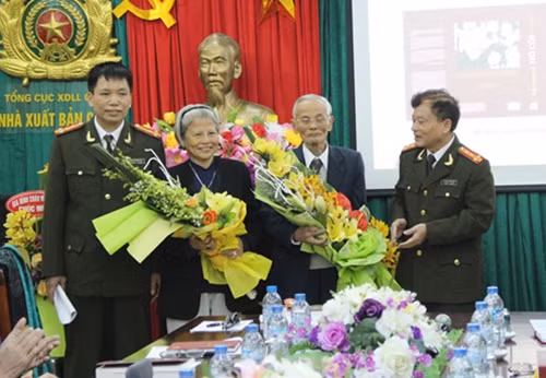 Đại tá, nhà văn Nguyễn Hồng Thái, nhà văn Đặng Vương Hưng tặng hoa thân nhân Anh hùng liệt sĩ Đào Phúc Lộc trong buổi ra mắt cuốn "Không thể mồ côi"