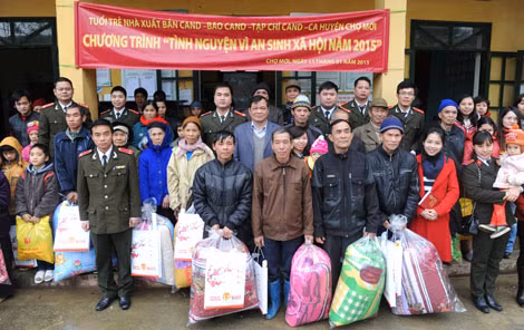 Tuổi trẻ Báo CAND, Nhà xuất bản CAND, Tạp chí CAND và Công an huyện Chợ Mới tặng quà đồng bào nghèo, gia đình chính sách, học sinh nghèo vượt khó xã Mai Lạp.