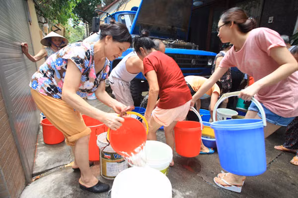 Người dân chen chúc lấy từng xô nước sạch