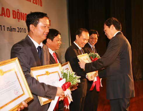 Ông Trịnh Xuân Thanh và Vũ Đức Thuận trong ngày nhận Huân chương Lao động hạng Nhì của PVC năm 2010.