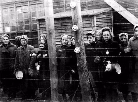 Nữ tù nhân ở Ravensbruck năm 1945. Nữ tù nhân ở Ravensbruck năm 1945.