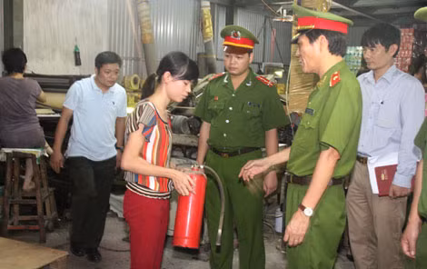 Thiếu tướng Đoàn Việt Mạnh và đoàn công tác kiểm tra, nhắc nhở một cơ sở sản xuất nâng cao ý thức về phòng cháy, chữa cháy.