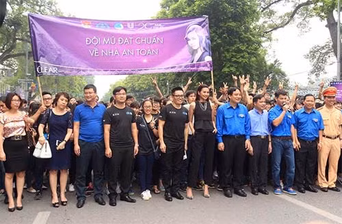 Lễ phát động chiến dịch truyền thông toàn dân đội mũ bảo hiểm đạt chuẩn với sự tham gia của 4000 đoàn viên, thanh niên, Cảnh sát giao thông tại thủ đô Hà Nội.